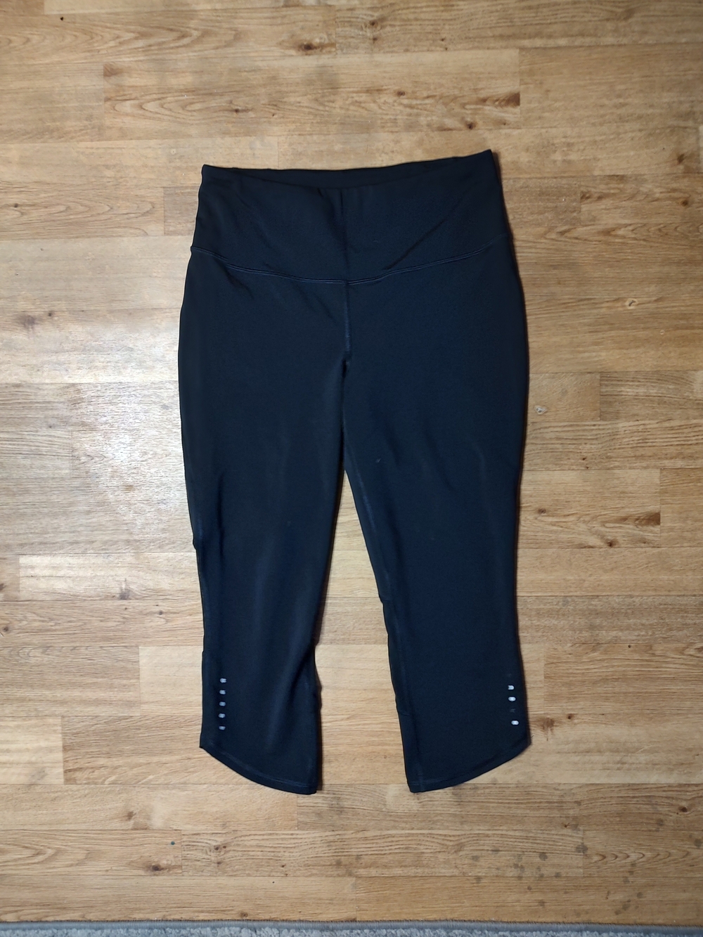 Old Navy Black Women's Active Capri Leggings with Reflective Dots